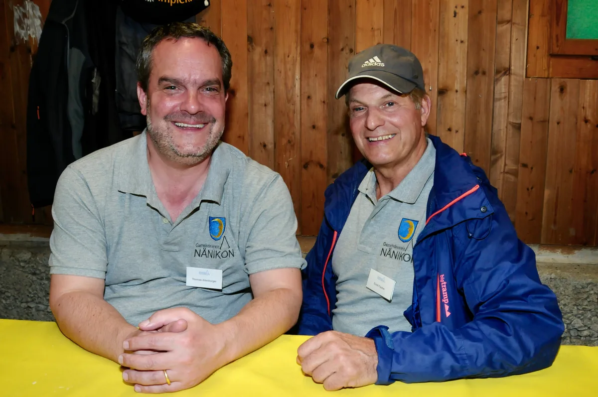 Man sieht Einwohner von Nänikon gemeinsam den längsten Tag feiern.